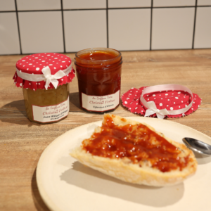 Tartine de confiture avec 2 pots de confiture