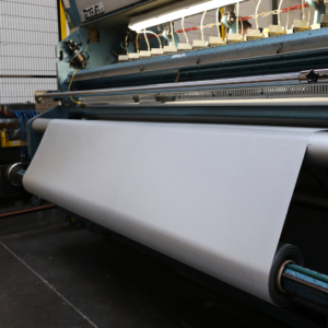 Bobine complète sur la machine de découpe 