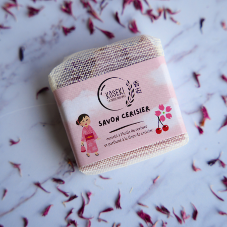 KŌSEKI – Découpe à la déroulée à froid d&rsquo;une tarlatane en ruban pour une savonnerie artisanale