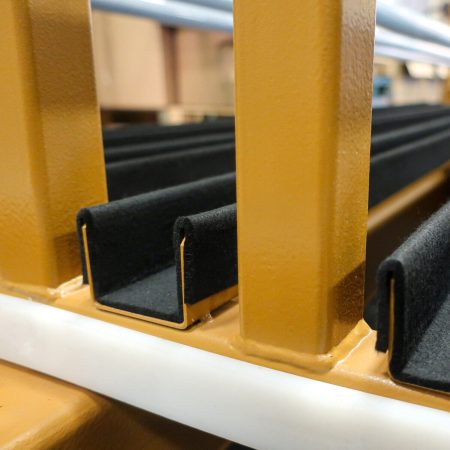 GROUPE KREMER – Découpe à la déroulée à froid de notre feutrine adhésive pour un expert en levage et manutention sur mesure