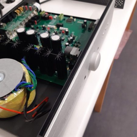 ATOLL ELECTRONIQUE – Découpe de rectangles de notre velours adhésif pour un fabricant de matériels hi-fi