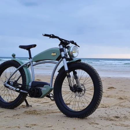 ATELIERS HERITAGEBIKE – Découpe de formes dans notre velours adhésif pour un créateur de vélos et de motos